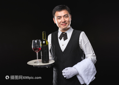 男服務(wù)生紅酒服務(wù)