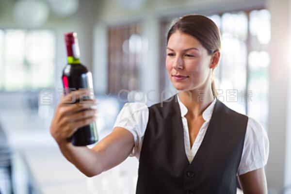 端著酒瓶的服務(wù)員